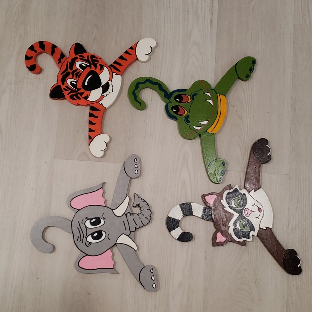 😎 Children's painted wood specialty hangers-set of 4 - Like New!